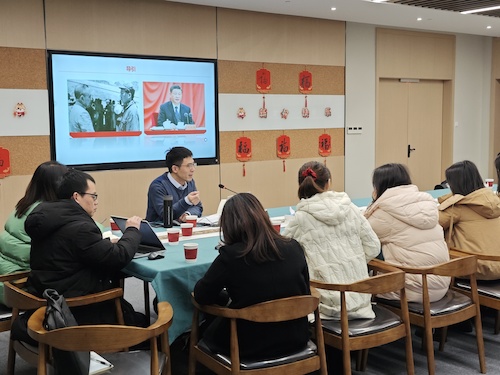 全体党员认真听党课